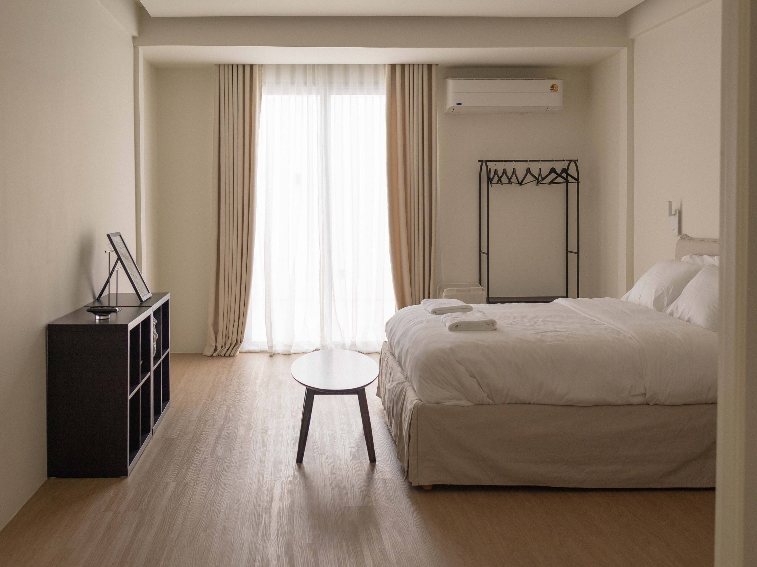 Bedroom 2 with one king bed at Aube Chiang Mai